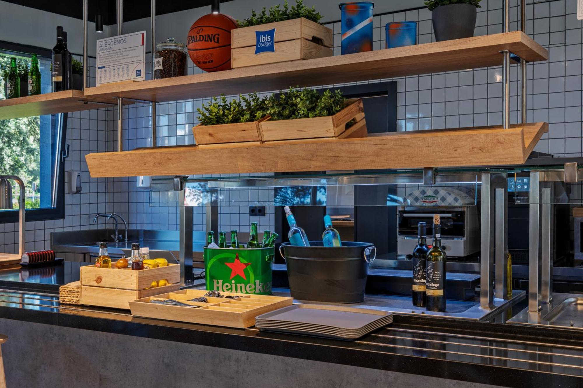 Ibis Budget Madrid Aeropuerto Eksteriør billede