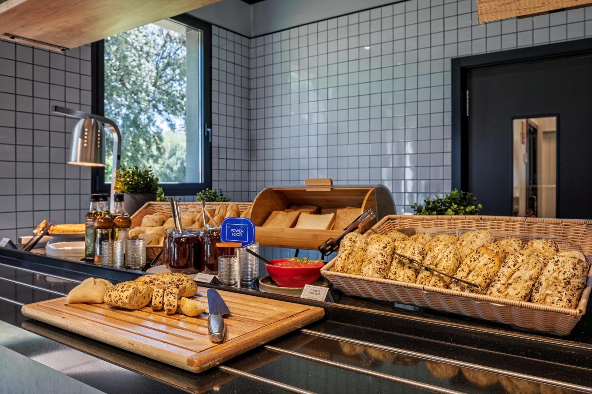 Ibis Budget Madrid Aeropuerto Eksteriør billede